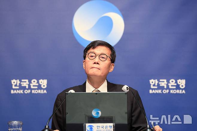 [서울=뉴시스] 사진공동취재단 = 이창용 한국은행 총재가 지난 10일 서울 중구 한국은행에서 열린 통화정책방향 기자간담회에서 발언하고 있다. 2026.04.10. photo@newsis.com