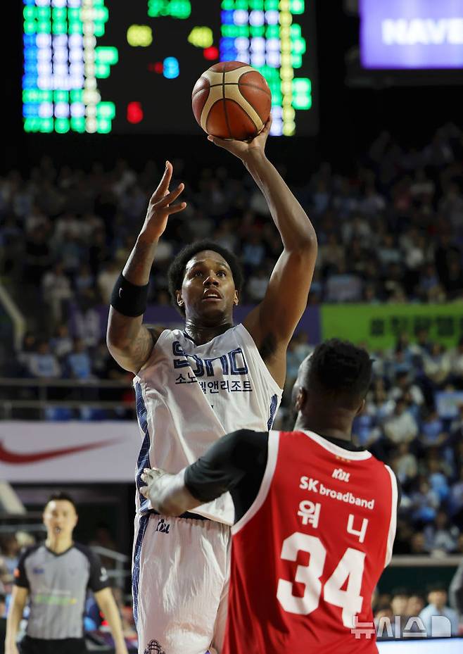 [서울=뉴시스] 홍효식 기자 = 12일 서울 송파구 잠실학생체육관에서 열린 2025-2026 프로농구 6강 플레이오프 1차전 서울 SK와 고양 소노의 경기, 소노 네이던 나이트가 슛하고 있다. 2026.04.12. yesphoto@newsis.com