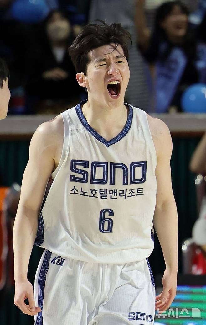 [서울=뉴시스] 홍효식 기자 = 12일 서울 송파구 잠실학생체육관에서 열린 2025-2026 프로농구 6강 플레이오프 1차전 서울 SK와 고양 소노의 경기, 소노 이정현이 득점을 성공한 뒤 포효하고 있다. 2026.04.12. yesphoto@newsis.com