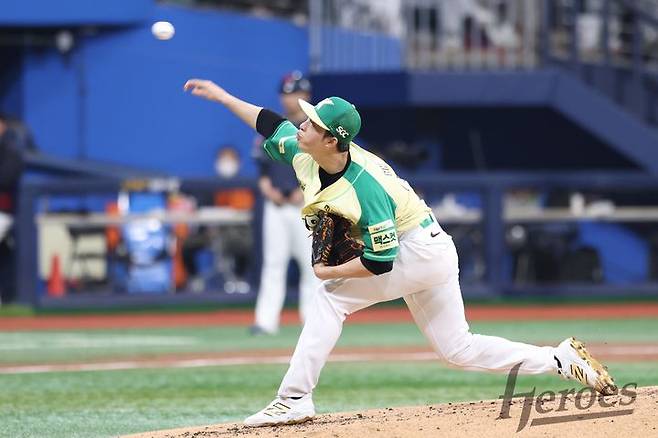 [서울=뉴시스] 프로야구 키움 히어로즈의 배동현이 12일 서울 고척스카이돔에서 열린 2026 신한 쏠 KBO리그 롯데 자이언츠전에 불펜 등판해 공을 던지고 있다. (사진=키움 히어로즈 제공) 2026.04.12.