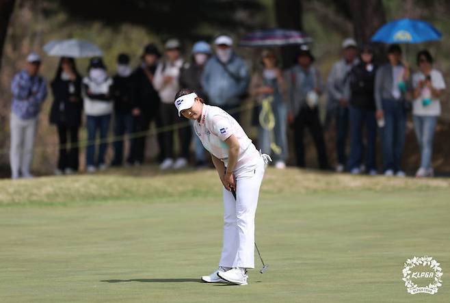 [서울=뉴시스] 이영환 기자 = 12일 경북 구미 골프존카운티 선산에서 열린 iM 금융 오픈 최종라운드, 김민솔이 5번홀에서 퍼팅을 하고 있다. (사진=KLPGA 제공) 2026.04.12. photo@newsis.com *재판매 및 DB 금지