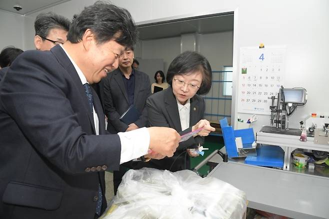 오유경 식약처장, 수액세트 안정공급 위한 제조업체 현장 방문 오유경 식약처장, 수액세트 안정공급 위한 제조업체 현장 방문     (서울=연합뉴스) 오유경 식품의약품안전처장이 8일 경기도 안산시 소재 수액세트 제조업체 메디라인액티브코리아를 방문, 제품을 살펴보고 있다. 2026.4.8 [식품의약품안전처 제공. 재판매 및 DB 금지]     photo@yna.co.kr (끝)  <저작권자(c) 연합뉴스, 무단 전재-재배포, AI 학습 및 활용 금지>