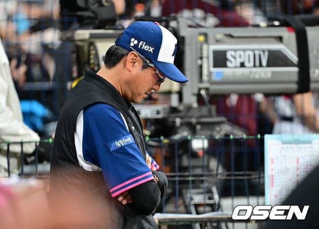 [OSEN=고척, 박준형 기자] 프로야구 LG 트윈스가 짜릿한 역전승을 거뒀다.LG는 4일 서울 고척스카이돔에서 열린 ‘2026 신한은행 SOL Bank KBO리그’ 키움 히어로즈와의 경기에서 6-4 역전승을 거두고 주말 3연전 1승 1패 균형을 맞췄다.&nbsp;패색이 짙어진 9회말 키움 설종진 감독이 고개를 숙인채 생각에 잠겨 있다.  2026.04.04 / soul1014@osen.co.kr