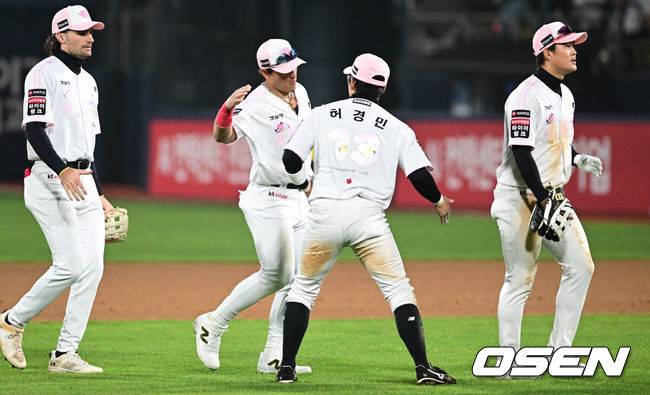 [OSEN=수원, 조은정 기자]마법사군단이 천신만고 끝 연패를 끊었다.&nbsp;KT 위즈는 11일 수원KT위즈파크에서 열린 2026 신한 SOL KBO리그 두산 베어스와의 시즌 2차전에서 6-4로 승리했다.&nbsp;KT 허경민이 안현민과 승리를 기뻐하고 있다. 2026.04.11 /cej@osen.co.kr