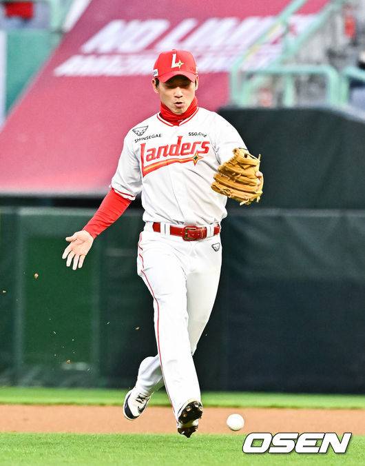 [OSEN=인천, 박준형 기자] 7일 오후 인천 SSG랜더스필드에서 ‘2026 신한 SOL Bank KBO리그'&nbsp;SSG 랜더스와 한화 이글스의 경기가 진행됐다.이날 SSG는 타케다를, 한화는 류현진을 선발투수로 내세웠다.2회초 2사 1루 한화 최재훈의 내야뜬공때 안상현 2루수가 포구 실책하고 있다.   2026.04.07 / soul1014@osen.co.kr