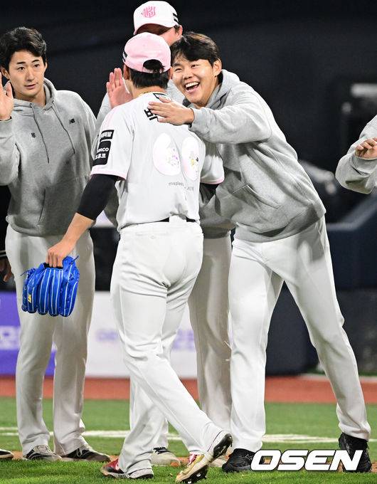 [OSEN=수원, 조은정 기자]마법사군단이 천신만고 끝 연패를 끊었다.&nbsp;KT 위즈는 11일 수원KT위즈파크에서 열린 2026 신한 SOL KBO리그 두산 베어스와의 시즌 2차전에서 6-4로 승리했다.&nbsp;경기 종료 후 KT 소형준이 박영현과 승리를 기뻐하고 있다. 2026.04.11 /cej@osen.co.kr