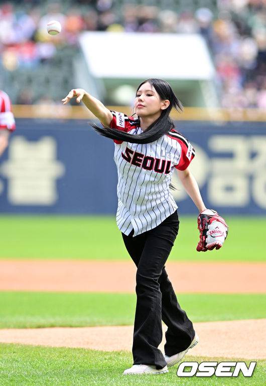 [OSEN=잠실, 지형준 기자] 30일 오후 서울 잠실야구장에서 ‘2023 신한은행 SOL KBO리그’ LG 트윈스와 KIA 타이거즈의 경기가 열렸다.여자아이들 미연이 시구를 하고 있다. 2023.04.30 /jpnews@osen.co.kr