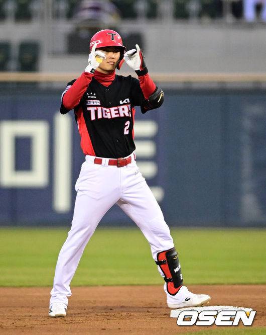 [OSEN=잠실, 조은정 기자] 2일 서울 잠실야구장에서 2026 신한 SOL KBO리그 LG 트윈스와 KIA 타이거즈의 경기가 열렸다. 이날 LG는 웰스, KIA는 김태형을 선발로 내세웠다. 2회초 2사 2루에서 KIA 박민이 선제 적시타를 날린 뒤 실책을 틈타 2루를 밟고 있다. 2026.04.02 /cej@osen.co.kr