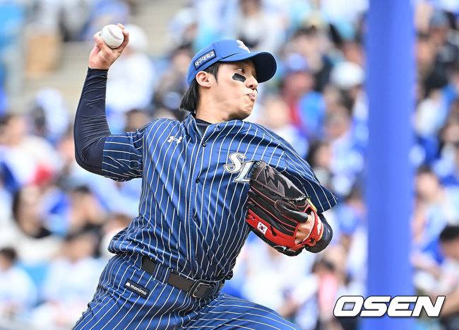 [OSEN=대구, 이석우 기자] 12일 대구삼성라이온즈파크에서 2026 신한 SOL KBO 리그 삼성 라이온즈와 NC 다이노스의 경기가 열렸다. 홈팀 삼성은 원태인이, 방문팀 NC는 토다가 선발 출전했다. 삼성 라이온즈 선발 투수 원태인이 역투하고 있다. 2026.04.12 / foto0307@osen.co.kr