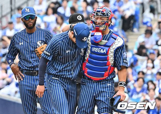 [OSEN=대구, 이석우 기자] 12일 대구삼성라이온즈파크에서 2026 신한 SOL KBO 리그 삼성 라이온즈와 NC 다이노스의 경기가 열렸다. 홈팀 삼성은 원태인이, 방문팀 NC는 토다가 선발 출전했다. 삼성 라이온즈 원태인이 4회초 교체되고 있다. 2026.04.12 / foto0307@osen.co.kr