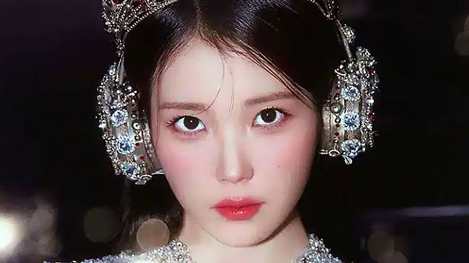 누구의 도움도 무리한 대출도 없었다. 오직 자신의 재능을 자본화하여 이룩한 ‘1인 기업’ 아이유의 서늘한 현주소.&nbsp;EDAM엔터테인먼트 제공