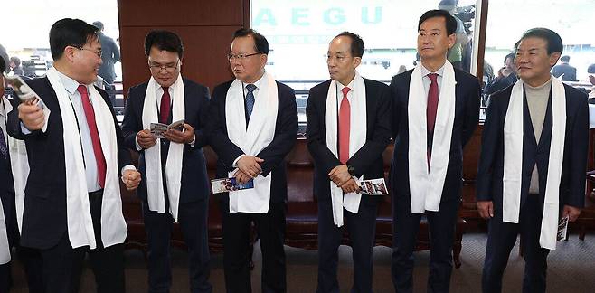 지난 5일 오후 대구스타디움에서 열린 '2026 대구 기독교 부활절 연합예배'에서 참석한 내빈들이 얘기를 나누고 있다. 대구=연합뉴스