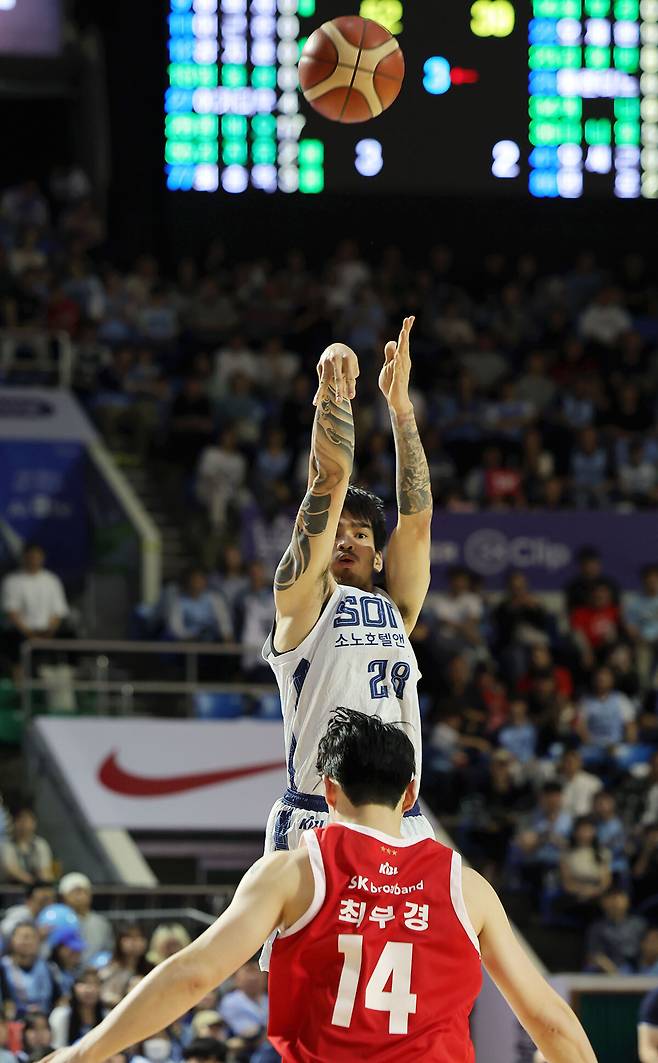 ‘내 슛은 못 막을걸’ 고양 소노 케빈 켐바오가 12일 서울 잠실학생체육관에서 열린 2025∼2026 프로농구 6강 플레이오프 1차전 서울 SK와의 경기에서 외곽슛을 시도하고 있다.뉴시스