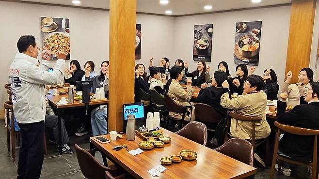 최기문 영천시장 예비후보가 지역 학부모들과 함께 영천 교육의 미래를 위해 파이팅을 외치고 있다. 최기문 영천시장 예비후보 캠프