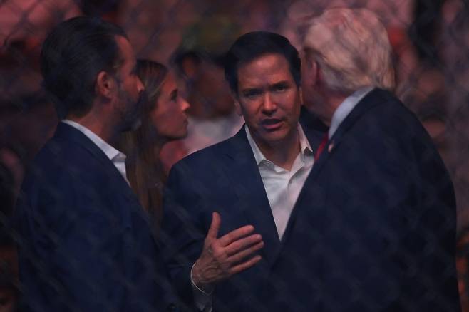 도널드 트럼프 대통령(오른쪽)이 11일(현지시간) 플로리다주 마이애미에서 열린 UFC 경기장에서 마코 루비오 국무장관(가운데)과 대화를 나누고 있다. 로이터 연합뉴스