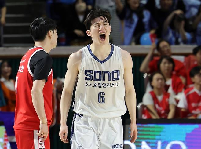 프로농구 소노 이정현이 12일 서울 송파구 잠실학생체육관에서 열린 6강 플레이오프 1차전 서울 SK와 경기에서 슛을 성공시킨 뒤 포효하고 있다. 뉴시스
