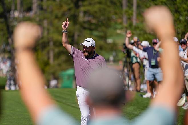 셰인 라우리가 마스터스 3라운드 6번 홀에서 홀인원을 터뜨린 뒤 관중의 환호에 답하고 있다. AP연합뉴스