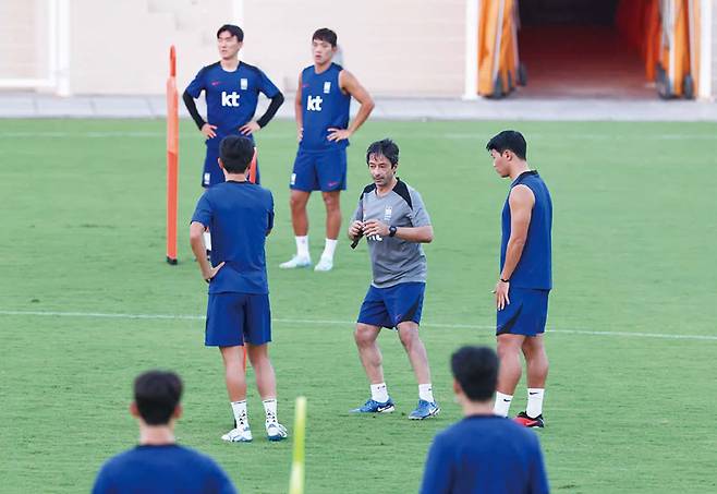 북중미 월드컵 3차 예선 오만전을 앞둔 축구 국가대표팀 주앙 아로소 수석코치가 2024년 9월8일 오후(현지시간) 알 시브 스타디움에서 열린 팀 훈련 중 선수들을 지도하고 있다. ⓒ연합뉴스