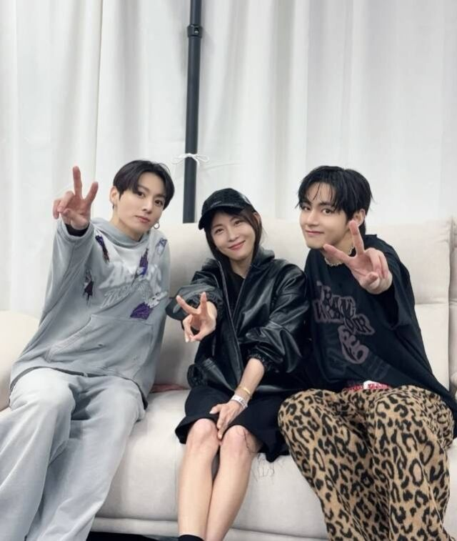 배우 하지원 방탄소년단 월드투어 ‘아리랑’ 고양시 공연이 끝난 후 방탄소년단 멤버 정국(왼쪽부터), 뷔와 함께 인증 사진을 찍고 있다. 사진 하지원 SNS