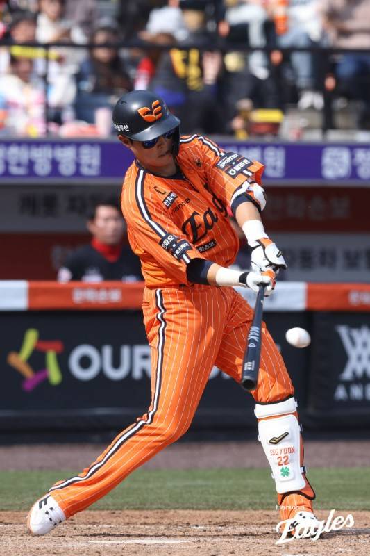 ▲ 6회 치명적인 실책 직후 문책성 교체된 채은성 ⓒ한화이글스