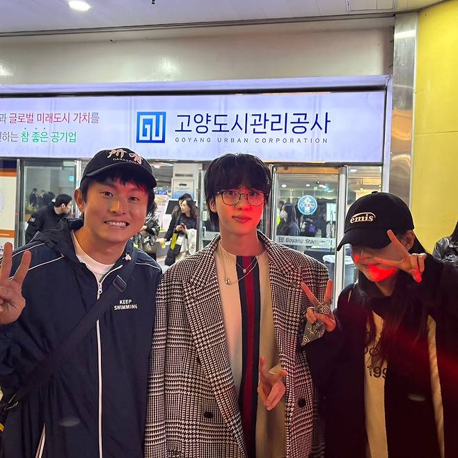 방탄소년단 진, 월드투어에서 기안장 남매들과 재회..코쿤 "그저 빛"