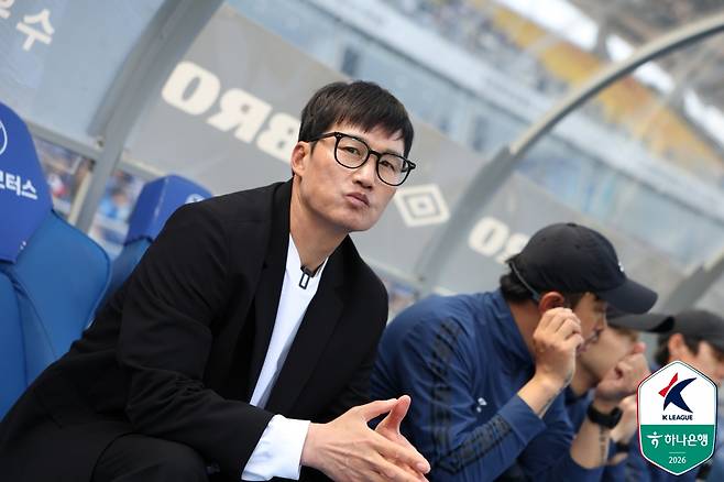 이정효 수원 삼성 감독이 12일 오후 2시 수원월드컵경기장에서 열린 하나은행 K리그2 2026 7라운드 경기 전 그라운드를 바라보고 있다. /사진=한국프로축구연맹 제공