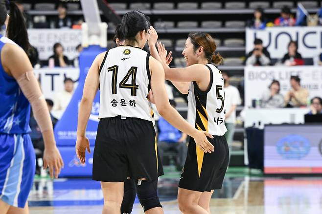 기뻐하고 있는 KB 스타즈 선수들. /사진=WKBL 제공