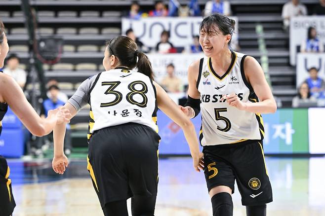 기뻐하고 있는 KB 스타즈 선수들. /사진=WKBL 제공