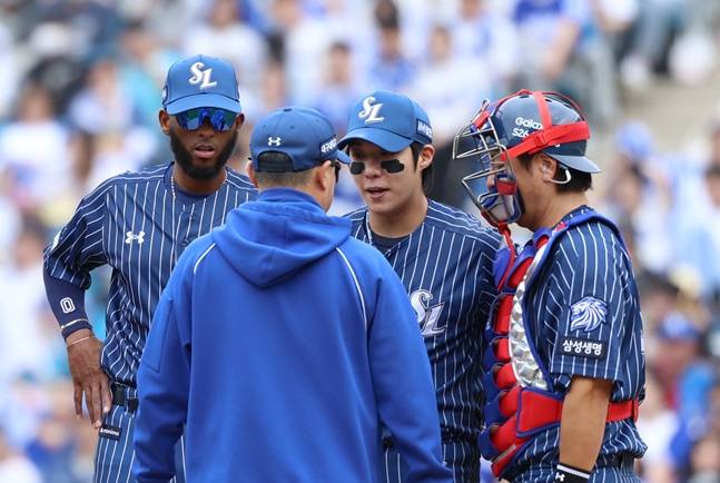 투수 교체를 앞두고 대화를 나누고 있는 원태인(오른쪽에서 두 번쨰)과 박진만 감독. /사진=삼성 라이온즈