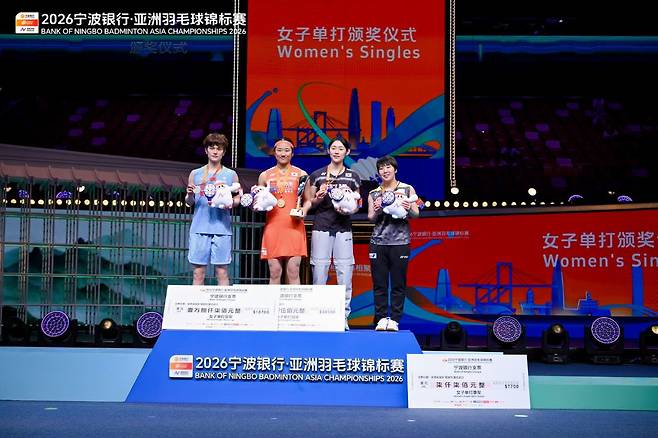 안세영(삼성생명·세계 1위)은 12일(한국시간) 중국 닝보의 올림픽스포츠센터 체육관에서 열린 2026 아시아배드민턴선수권대회 여자단식 결승전에서 중국의 왕즈이(세계 2위)를 게임스코어 2-1(21-12 17-21 21-18)로 꺾고 우승을 차지했다. 아시아선수권대회 우승으로 안세영은 배드민턴 '그랜드슬램'을 달성했다. 더불어 배드민턴 여자단식 최초로 7번째 커리어 그랜드슬램(올림픽, 세계선수권, 아시안게임, 아시아선수권, 전영 오픈, 월드투어 파이널 우승)을 달성했다. 사진=아시아배드민턴연맹, 대한배드민턴협회 제공