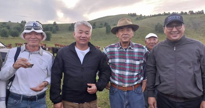 몽골 제1부총리 겸 식품농업부장관과 이성욱 위원장 2024년 7월 몽골 바양골 농축산 시범농장을 방문한 자담바 헨흐바야르(왼쪽서 2번째) 제1부총리 겸 식품농업부장관과 이성욱(왼쪽서 3번째) 위원장. [몽골 에르덴솜 농공단지 조성 추진위원회 제공]