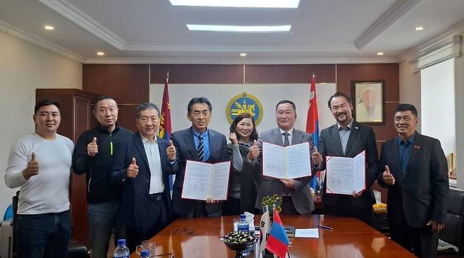 에르덴솜군 및 폴리테크 대학과 이성욱(왼쪽서4번째) 위원장의 3자 산학협약 체결식 [몽골 에르덴솜 농공단지 조성 추진위원회 제공]