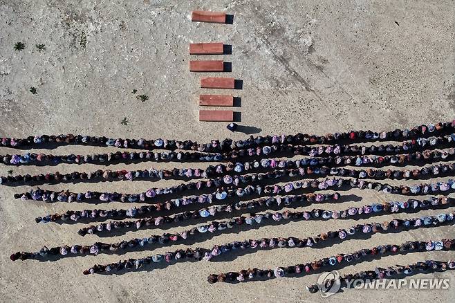 지난 11일(현지시간) 레바논 베이루트에서 죽은 이들의 시신 6구가 고향인 시리아 데이르에조르로 운구돼 장례식이 열렸다. [AP 연합뉴스]