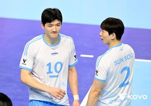 대한항공의 정지석(왼쪽)과 한선수 [한국배구연맹 제공. 재판매 및 DB 금지]