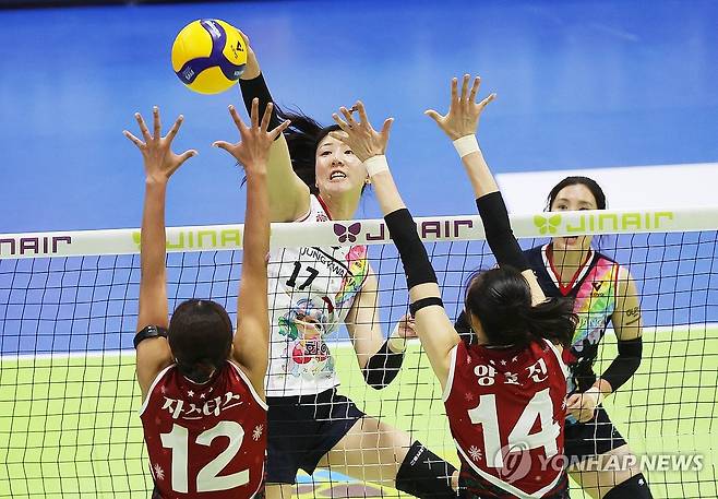 공격하는 정호영 (수원=연합뉴스) 홍기원 기자 = 25일 경기도 수원실내체육관에서 열린 프로배구 V리그 여자부 현대건설 힐스테이트와 정관장 레드스파크스의 경기. 정관장 정호영이 공격하고 있다. 2025.12.25 xanadu@yna.co.kr