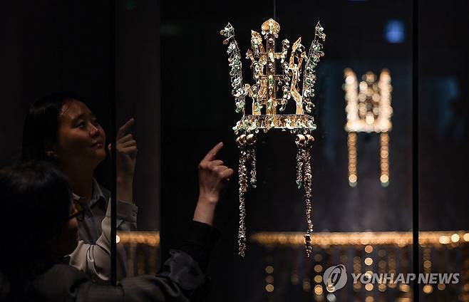 경주박물관에 모인 신라 금관 (경주=연합뉴스) 윤관식 기자 = 27일 국립경주박물관에서 열린 아시아태평양경제협력체(APEC) 정상회의·박물관 개관 80주년 기념 특별전 '신라 금관, 권력과 위신' 언론 공개회에서 신라 금관이 공개되고 있다. 2025.10.27 psik@yna.co.kr