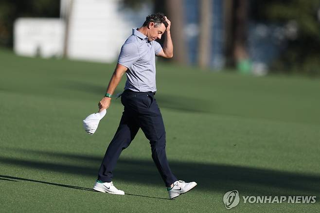 머리 쓸어 넘기는 매킬로이 [EPA=연합뉴스]