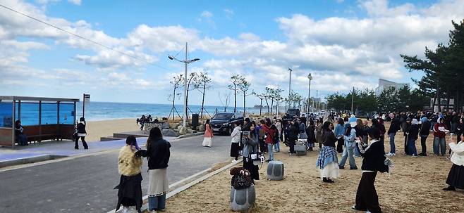 주문진 BTS 버스정류장 찾은 외국인 관광객들 [강릉시 제공. 재판매 및 DB 금지]