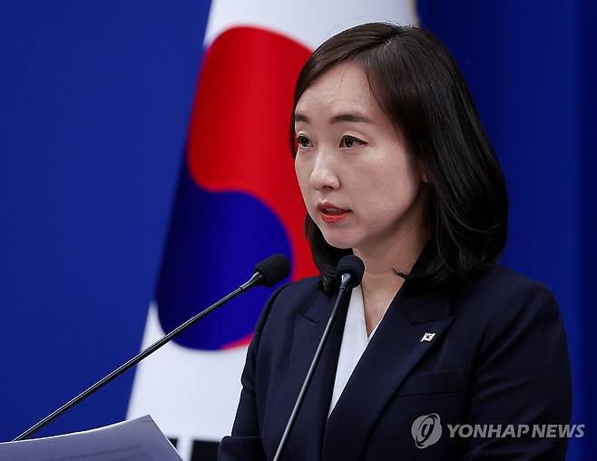 전은수 대변인, 비상경제 현안점검회의 관련 브리핑 (서울=연합뉴스) 김도훈 기자 = 전은수 대변인이 12일 청와대 춘추관에서 이날 김용범 정책실장 주재로 열린 비상경제 현안점검회의 관련 브리핑을 하고 있다. 2026.4.12 superdoo82@yna.co.kr