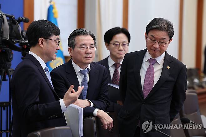 대화하는 임기근-김용범-이억원 (서울=연합뉴스) 한상균 기자 = 임기근 기획예산처 차관(왼쪽), 김용범 정책실장(왼쪽 두번째), 이억원 금융위원장(오른쪽)이 10일 청와대에서 열린 국무회의에 앞서 대화하고 있다. 2026.3.10 xyz@yna.co.kr