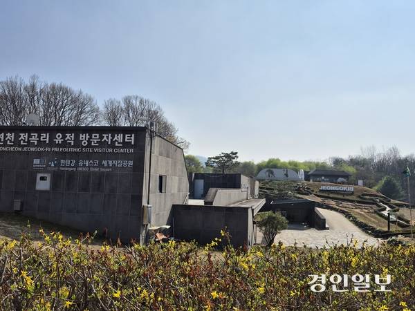연천군 전곡리선사유적지에서 오는 5월2~5일 체험·전시·공연 등이 어우러진 ‘제33회 연천 구석기축제’가 개최된다. 연천/오연근기자 oyk@kyeongin.com