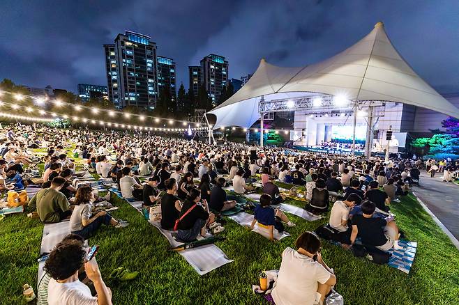 ▲ 시민들이 제1야외음악당 잔디밭에서 공연을 관람하고 있는 모습. /사진제공=수원특례시