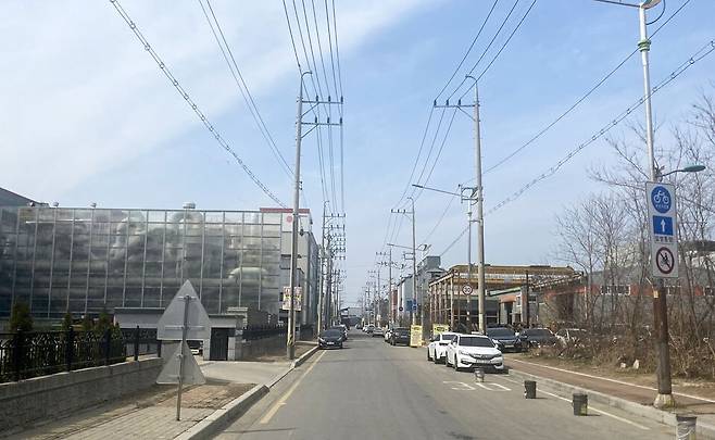 ▲&nbsp;인천 서구 뷰티풀파크 모습. 산단 일부가 인천2호선 검단오류역과 인접해 있으나 중심부까진 버스로 이동해야 하는 불편함이 있다.&nbsp;/김원진 기자 kwj7991@incheonilbo.com