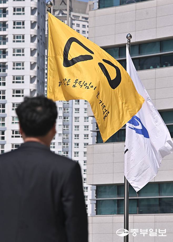 13일 오전 수원시 영통구 경기도청 국기게양대에 세월호 추모기가 게양돼 있다. 경기도는 세월호 참사 12주기를 맞아 13일부터 19일까지 추모기간을 운영하며 경기도청 신청사와 경기북부청사에 세월호 추모기를 게양할 예정이다. 김경민기자