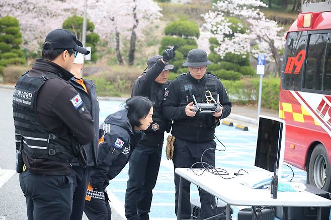 오월드 탈출 늑대 수색하는 소방대원들 [연합뉴스 자료사진]
