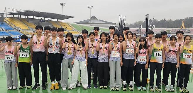 ‘익산보석배 육상 전국대회’에서 무더기 금메달을 획득하며 광주 육상을 빛낸 광주체육중 선수단이 기념촬영을 하고 있다. <광주체육중 제공>