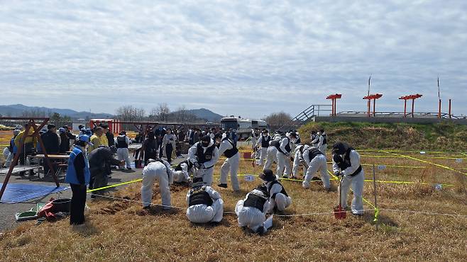 13일 오전 전남 무안국제공항 활주로. 12·29 제주항공 참사 희생자 유해를 다시 찾기 위한 범정부 수색이 참사의 핵심 원인 중 하나로 꼽히는 '콘크리트 둔덕(로컬라이저)' 일대에서 진행되고 있었다. /임문철 기자 35mm@namdonews.com