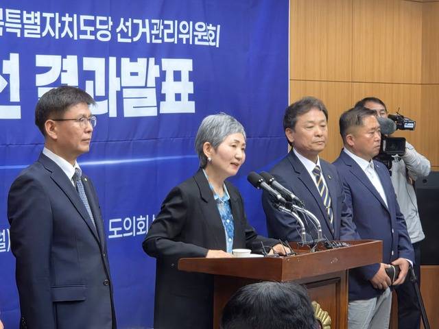 13일 박영자 더불어민주당 전북도당 선거관리위원장이 전북도의회 브리핑룸에서 기자회견을 하고 있다. /이준서 기자