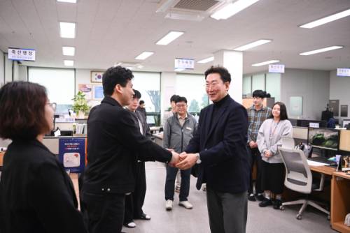 ◇원강수 원주시장은 지난 9~10일 시농업기술센터 등 외부 청사를 잇따라 방문, 직원들과 민선8기 마지막 인사를 나눴다.