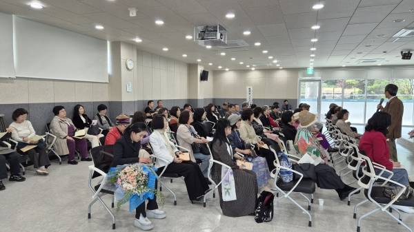 김경희작가 북토크 관객들 모습